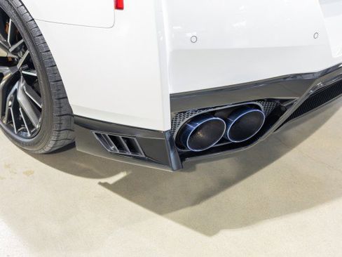 Used 2021 Nissan GT-R Premium image 16