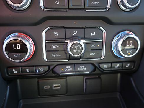 Used 2024 GMC Yukon SLT AWD/4WD image 30