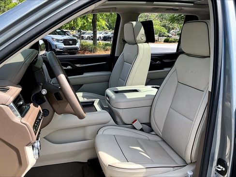 Used 2023 GMC Yukon Denali w/ Advanced Technology Package image 8