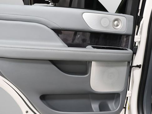 Used 2019 Lincoln Navigator Reserve AWD/4WD image 24