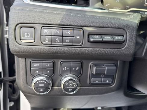 Used 2023 GMC Yukon Denali w/ Denali Reserve Package image 17