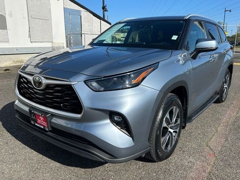 Certified 2024 Toyota Highlander XLE AWD/4WD image 1