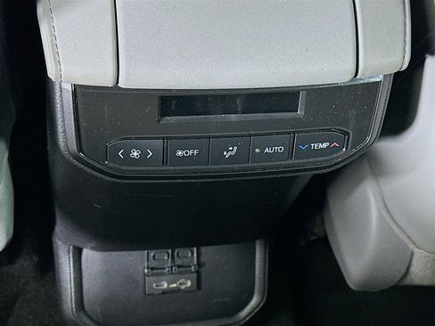 Used 2023 Toyota Highlander XLE image 27