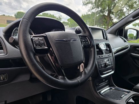 Used 2015 Chrysler Town & Country S w/ Driver Convenience Group FWD image 29