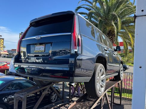Used 2017 Cadillac Escalade Premium Luxury AWD/4WD image 4