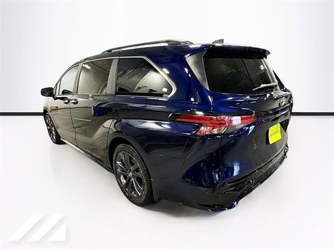 Used 2022 Toyota Sienna XSE image 7