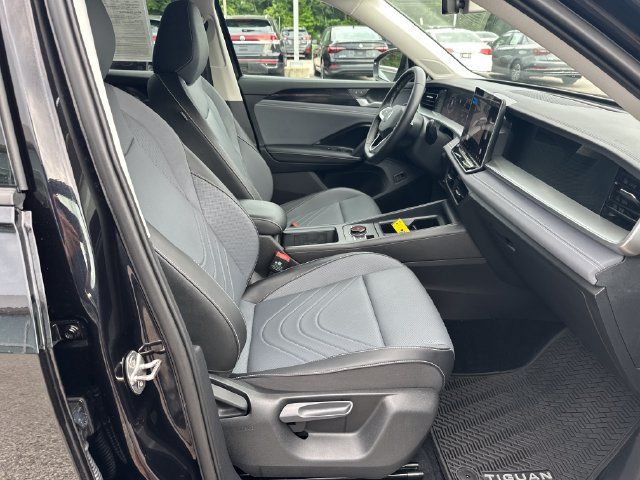 Certified 2025 Volkswagen Tiguan SE AWD/4WD image 36