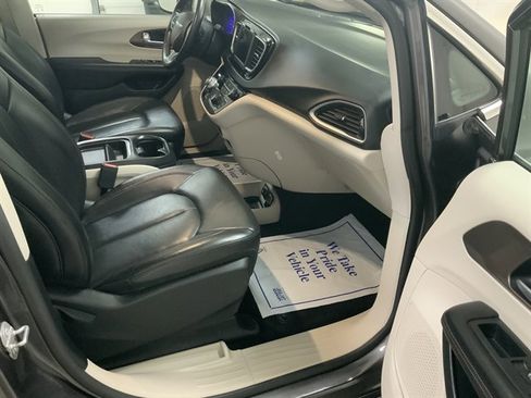 Used 2018 Chrysler Pacifica Touring-L image 18