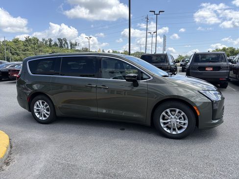 New 2027 Chrysler Pacifica Select FWD image 6
