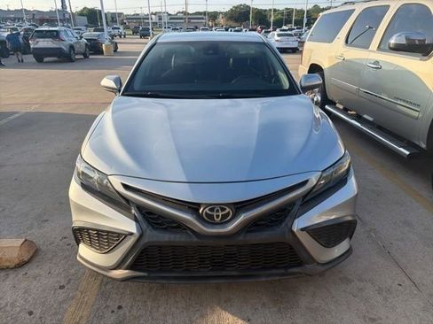 Used 2021 Toyota Camry SE FWD image 2