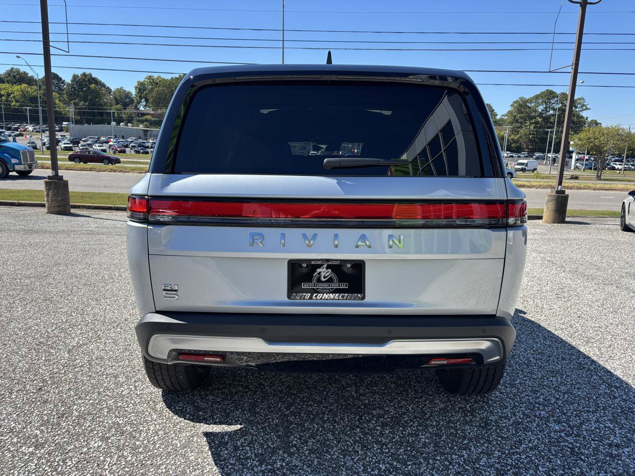 Used 2025 Rivian R1S Adventure Dual AWD/4WD image 4