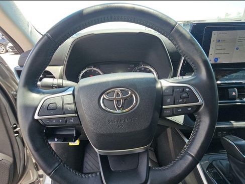 Used 2023 Toyota Highlander LE FWD image 11