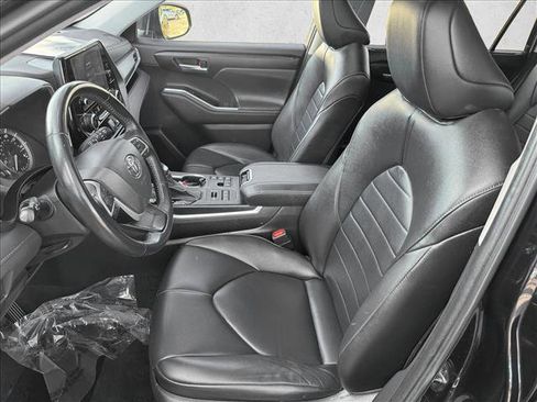 Used 2024 Toyota Highlander XLE image 10