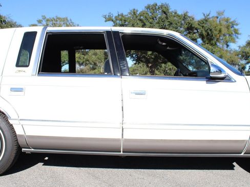 Used 1993 Chrysler New Yorker Fifth Avenue FWD image 36