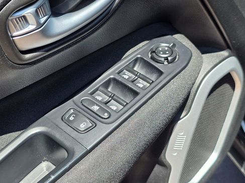 Used 2018 Jeep Renegade Latitude image 29