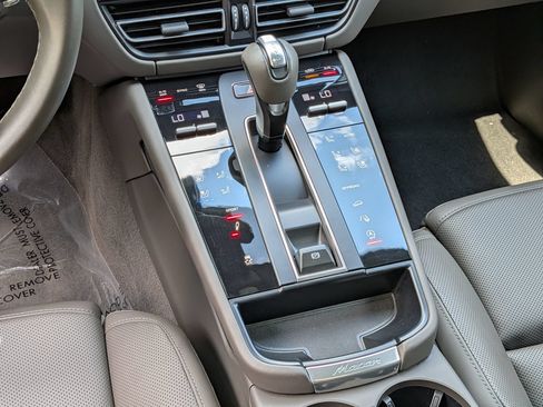 Certified 2024 Porsche Macan S AWD/4WD image 18