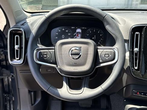 Used 2021 Volvo XC40 T5 Momentum w/ Premium Package AWD/4WD image 8
