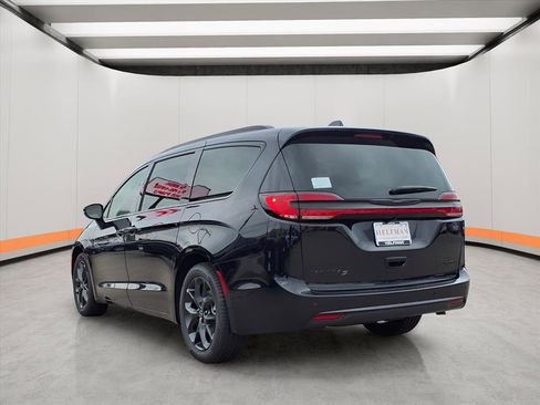 New 2026 Chrysler Pacifica Limited image 2