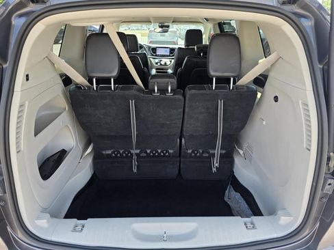 Used 2023 Chrysler Pacifica Touring-L FWD image 10