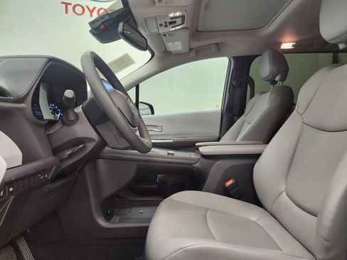 Used 2026 Toyota Sienna XLE FWD image 15
