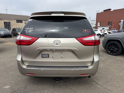 Used 2015 Toyota Sienna XLE image 6