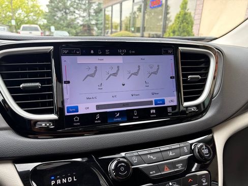 Used 2024 Chrysler Pacifica Touring-L FWD image 27