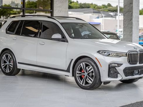 Used 2022 BMW X7 xDrive40i w/ M Sport Package AWD/4WD image 4