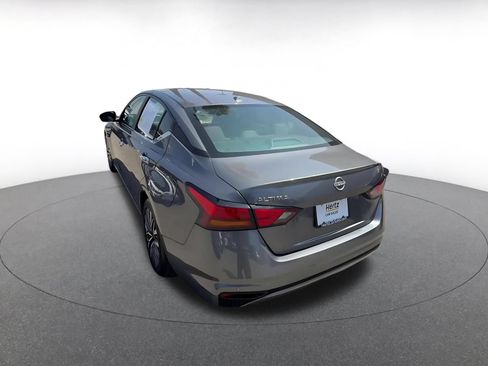 Used 2025 Nissan Altima 2.5 SV FWD image 11