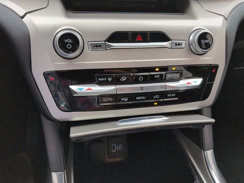 Used 2022 Ford Explorer XLT w/ Equipment Group 202A AWD/4WD image 19