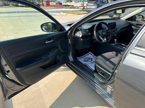 Certified 2025 Nissan Altima 2.5 SV FWD image 11