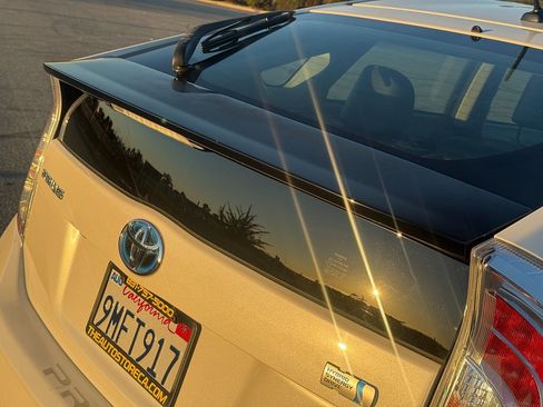 Used 2015 Toyota Prius Five image 21