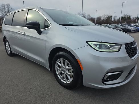 Used 2024 Chrysler Pacifica Touring-L image 3