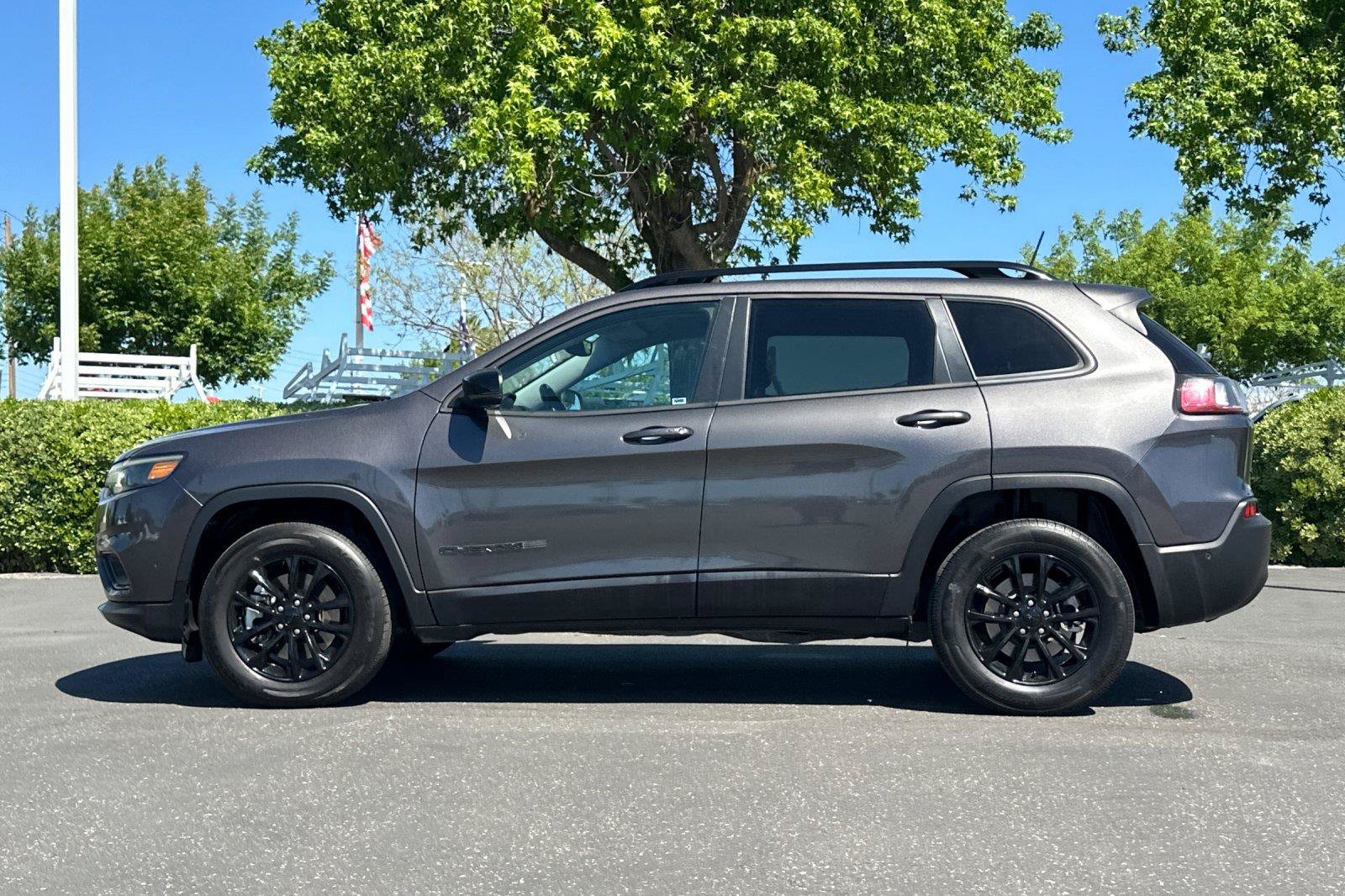 Certified 2023 Jeep Cherokee Altitude Lux AWD/4WD image 6