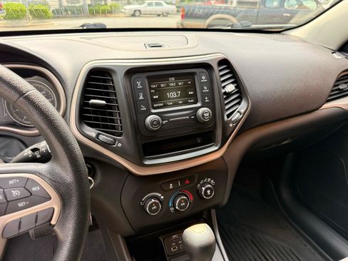 Used 2017 Jeep Cherokee Sport FWD image 12