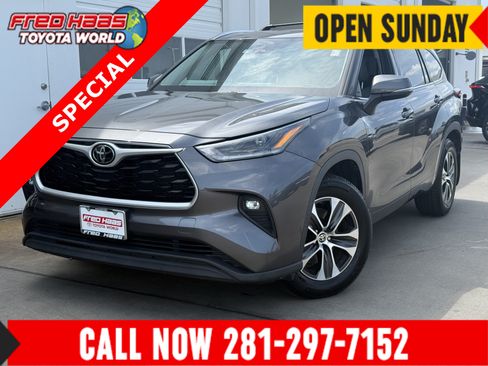 Used 2021 Toyota Highlander XLE FWD image 1