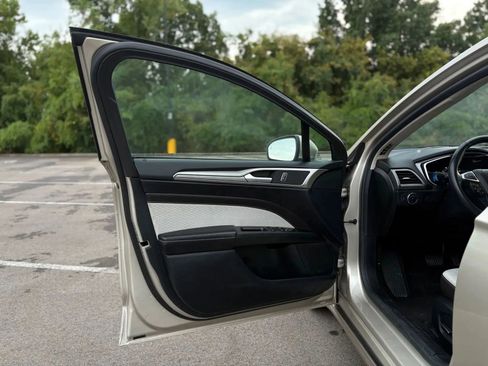 Used 2019 Ford Fusion SE w/ Equipment Group 151A image 9