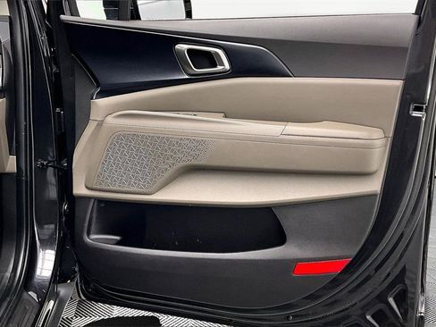 Used 2025 Kia Carnival image 24