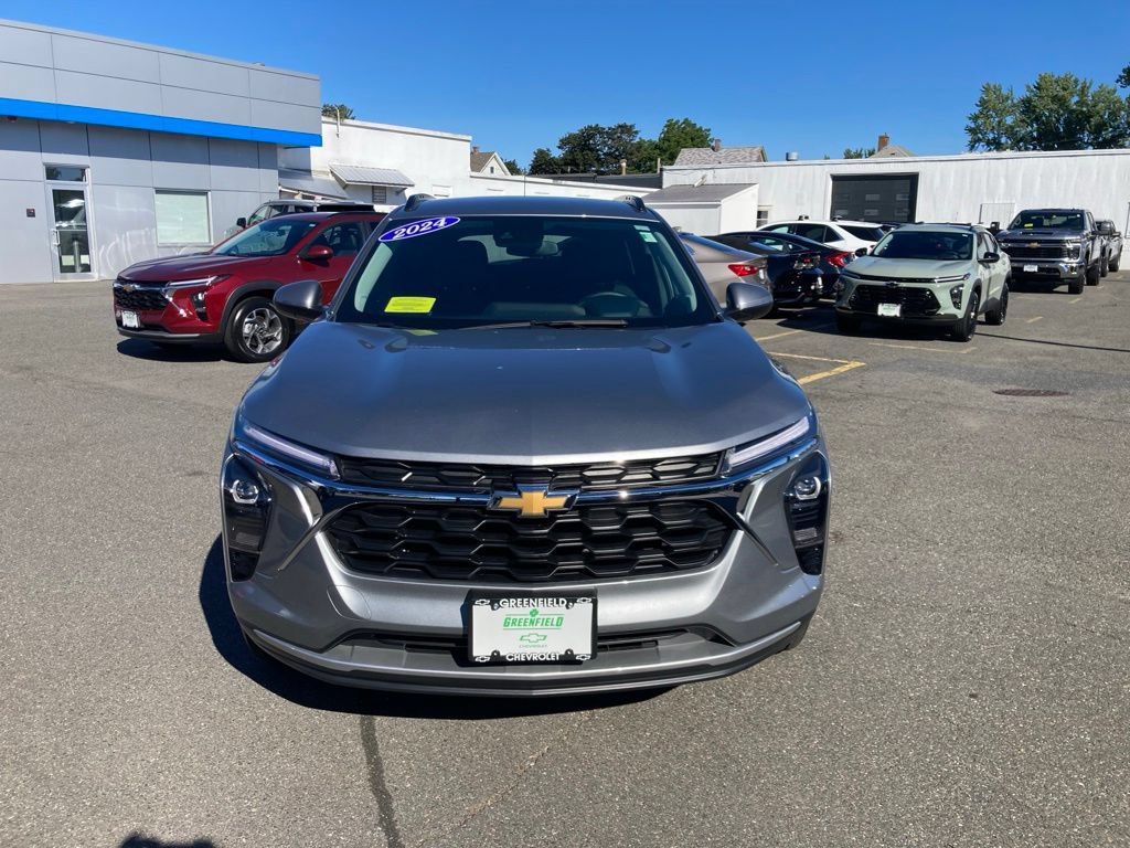 Used 2024 Chevrolet Trax LT w/ Driver Confidence Package FWD image 2