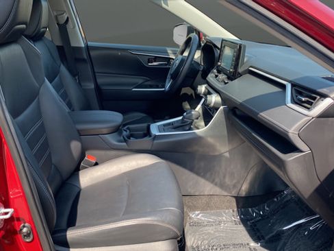 Used 2021 Toyota RAV4 XLE Premium AWD/4WD image 25