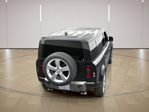 Used 2025 Land Rover Defender 110 X-Dynamic SE AWD/4WD image 33