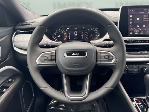 Used 2025 Jeep Compass Latitude AWD/4WD image 12