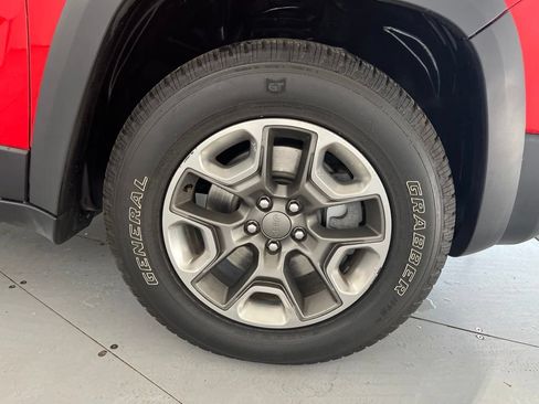 Used 2019 Jeep Cherokee Trailhawk AWD/4WD image 17