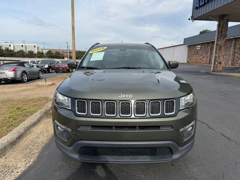 Used 2018 Jeep Compass Latitude w/ Popular Equipment Group AWD/4WD image 2