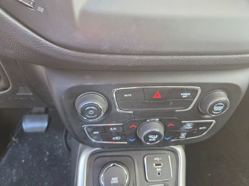 Used 2019 Jeep Compass Latitude w/ Cold Weather Group AWD/4WD image 8