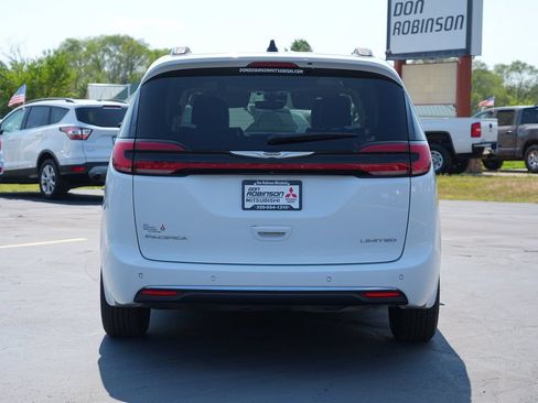 Used 2023 Chrysler Pacifica Limited FWD image 4