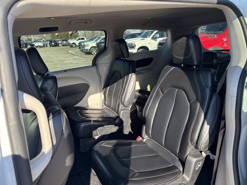 Used 2023 Chrysler Pacifica Touring-L FWD image 29