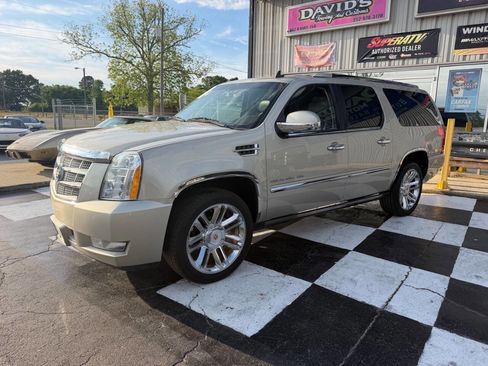 Used 2013 Cadillac Escalade ESV Platinum AWD/4WD image 2