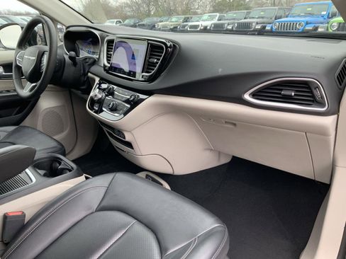 Used 2024 Chrysler Pacifica Touring-L image 58