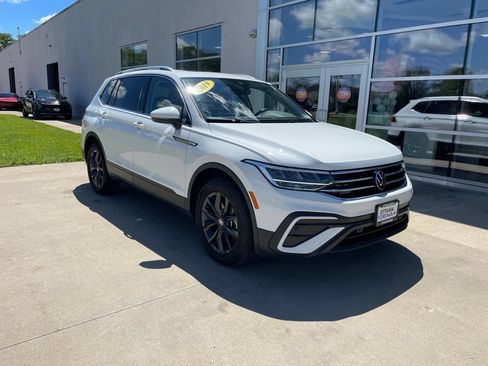 Used 2024 Volkswagen Tiguan SE w/ Panoramic Sunroof Package AWD/4WD image 1