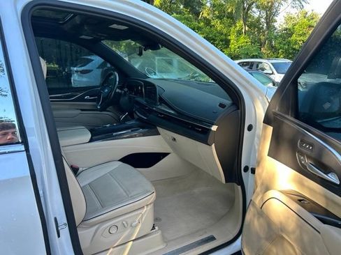 Used 2021 Cadillac Escalade Premium Luxury AWD/4WD image 10